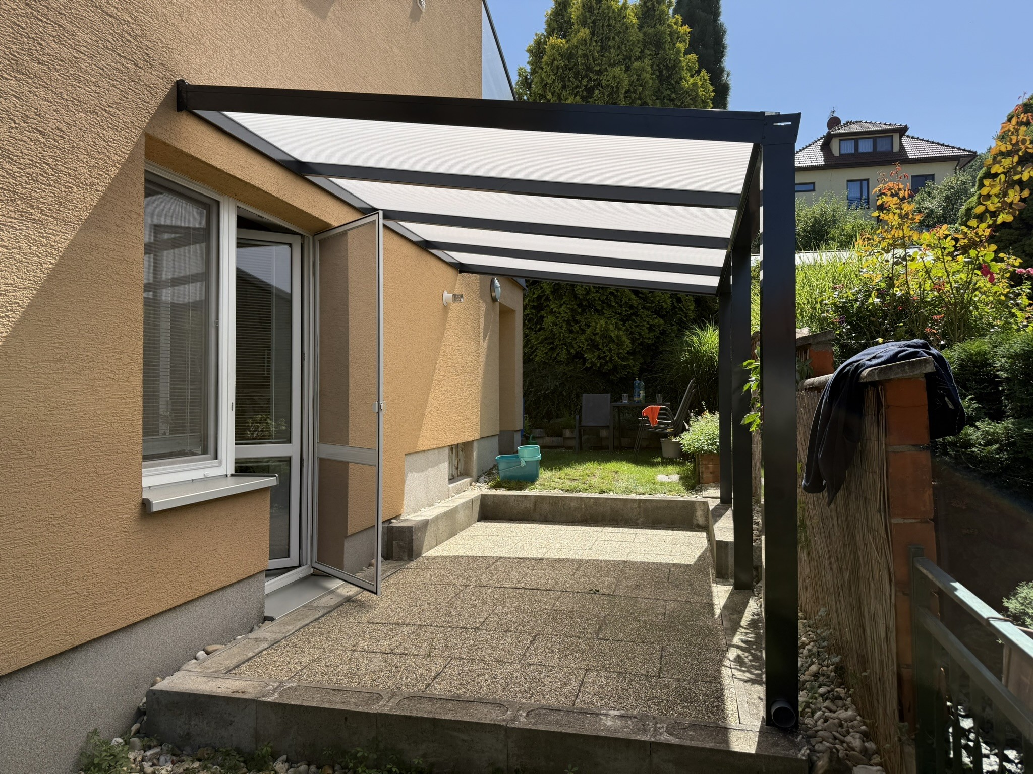 Hliníková pergola jako zahradní knihovna a čítárna