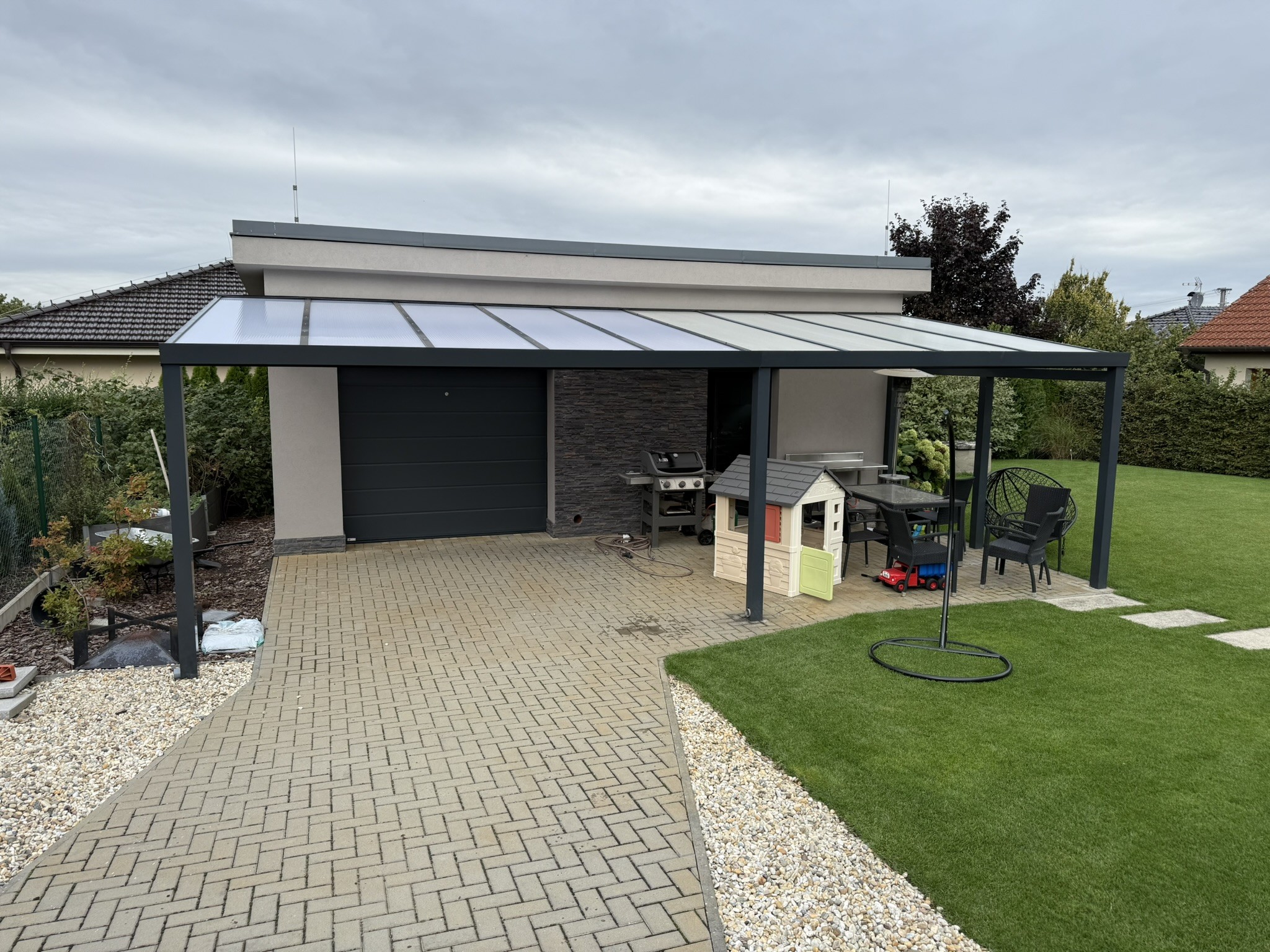 Hliníková pergola jako romantické útočiště pro páry