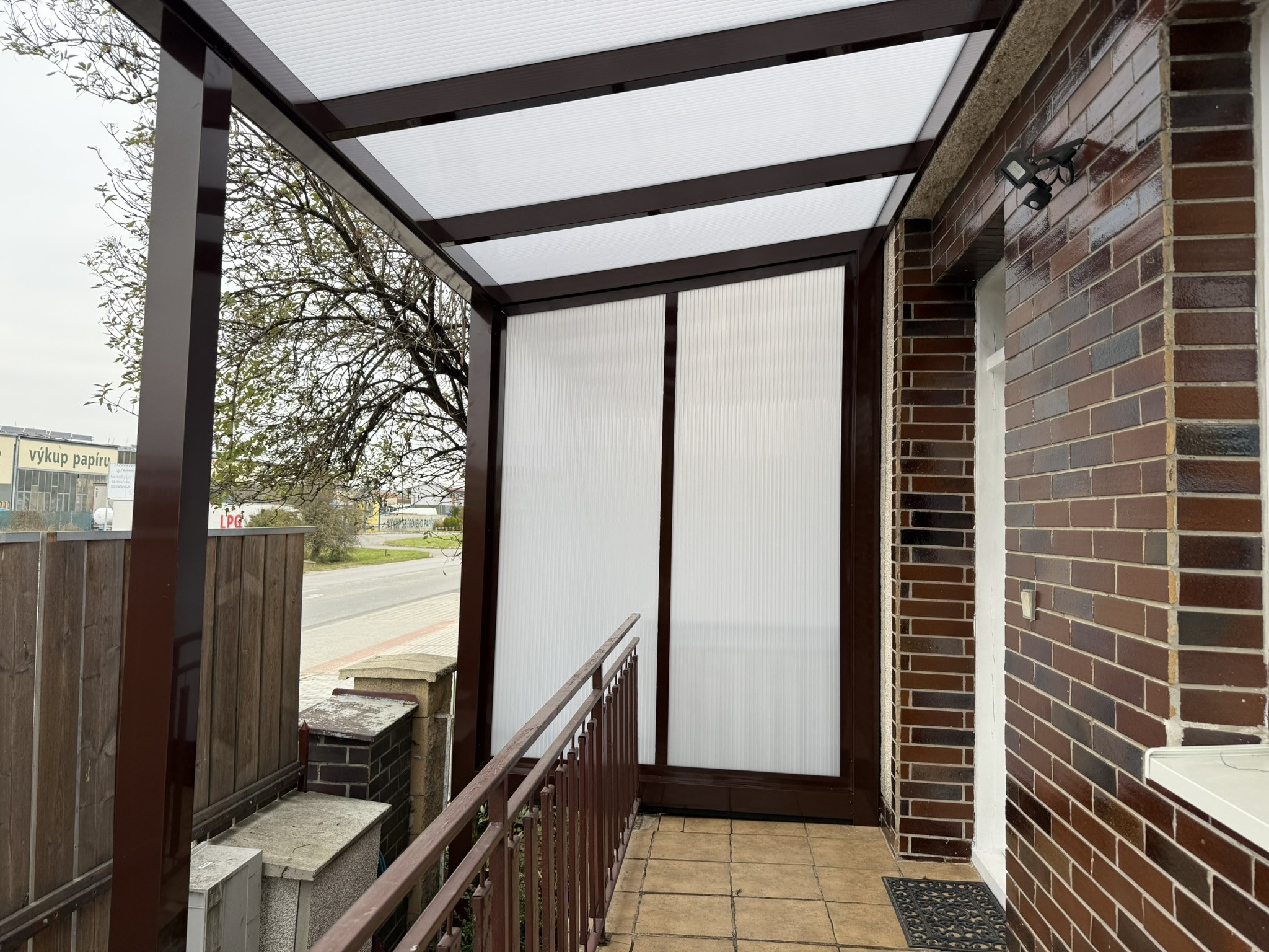 Hliníkové pergoly pro celoroční využití: Jak si užít zahradu v každém ročním období?