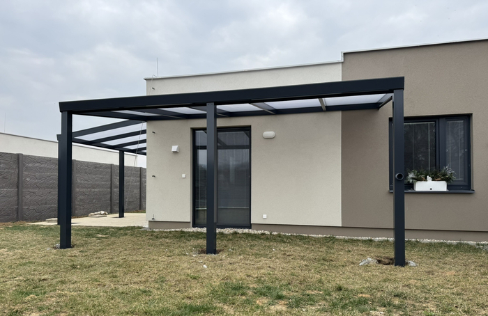 Hliníková pergola jako ochrana před sluncem a deštěm
