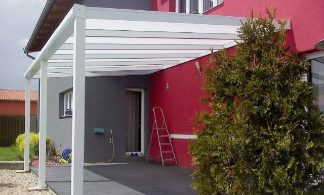 bílá hliníková pergola