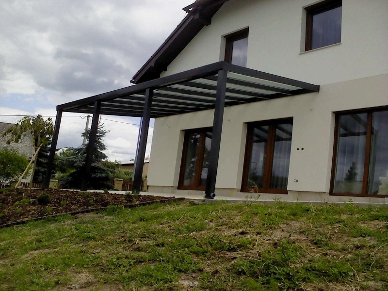 černá hliníková pergola