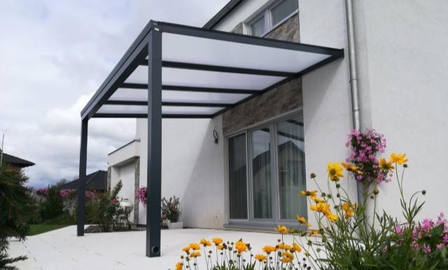 hliníková pergola na dvorku